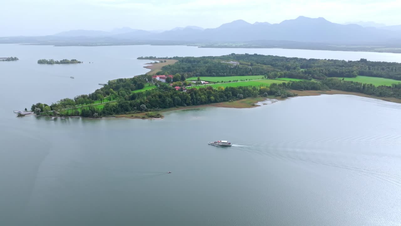 chiemsee, baviera, alemania - un buque que navega a través del lago de agua dulce - panorámica aérea