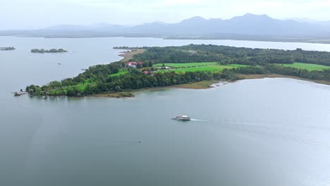 Chiemsee,-Baviera,-Alemania---Un-Barco-Navegando-Por-El-Lago-De-Agua-Dulce---Panorámica-Aérea