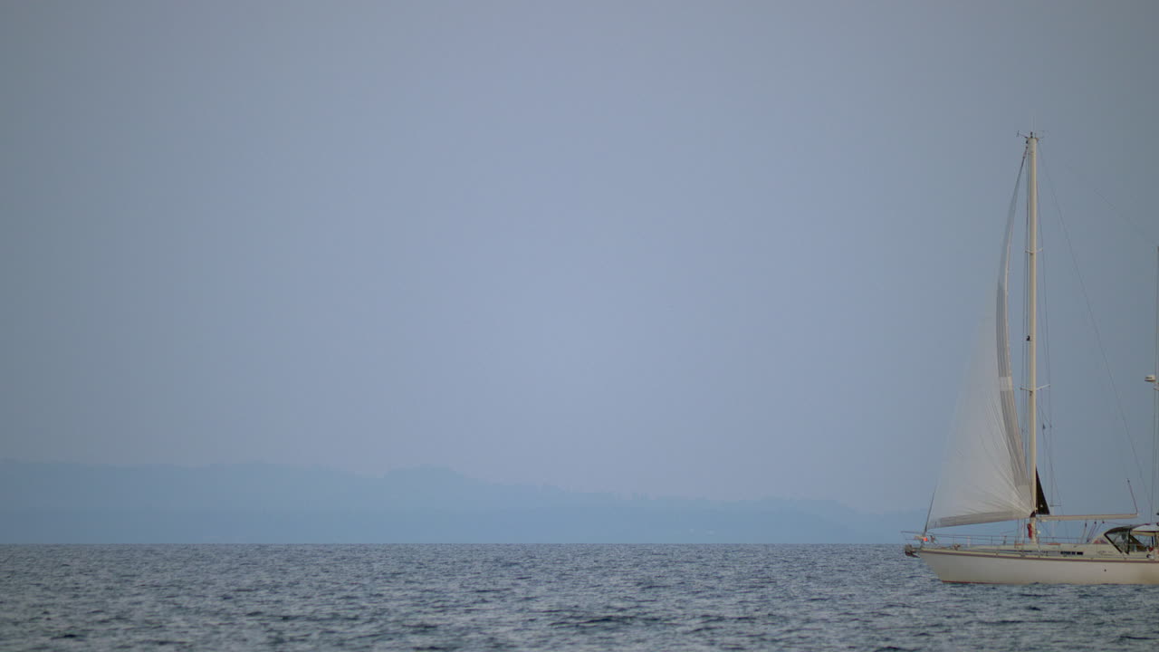 조용한 바다에서 항해하는 색 요트