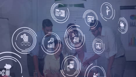 un equipo diverso colabora en una oficina moderna