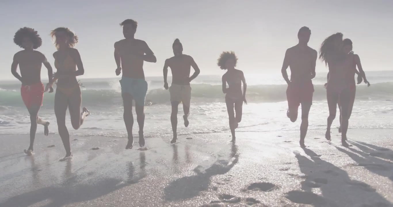 Acht Erwachsene rennen zum Surfen, als sie Wellen sehen, mit einem Wellen-Overlay über den Läufern für eine Reisewerbung.