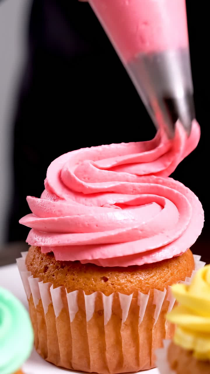 Primo piano di glassa di cupcake a spirale color menta. Morbida crema al burro pastello applicata con beccuccio metallico da sac à poche