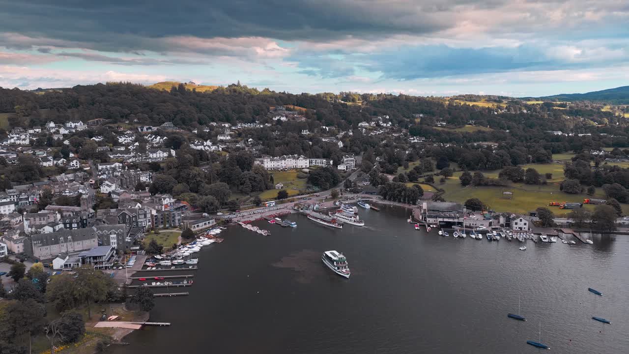 imágenes aéreas de bowness-on-windermere, el destino turístico más popular del distrito de los lagos