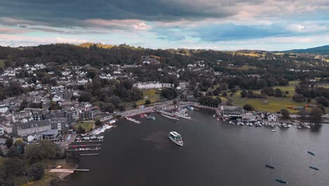 Imágenes-Aéreas-De-Bowness-on-windermere,-El-Destino-Turístico-Más-Popular-Del-Distrito-De-Los-Lagos