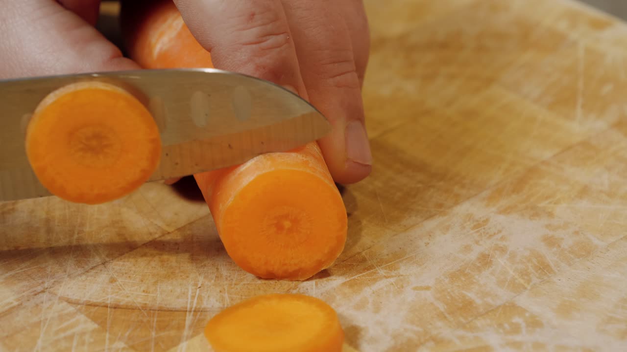 Ripresa in motion control del taglio di una carota.