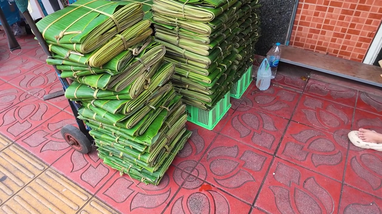 Scatto dall'alto di pile di foglie di banana piegate su un carrello a mano a Bangkok, Thailandia