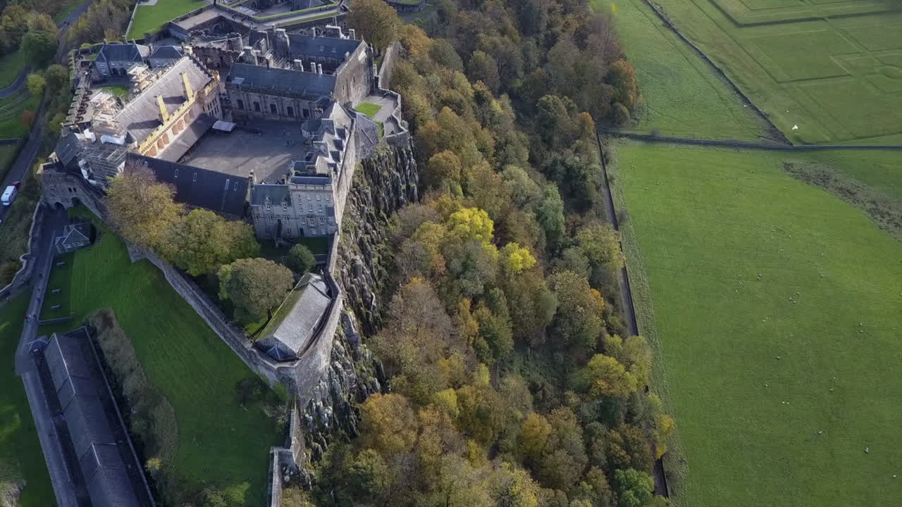 왕의 매듭 공원이 내려다보이는 바위 절벽 꼭대기에 자리한 스털링 성