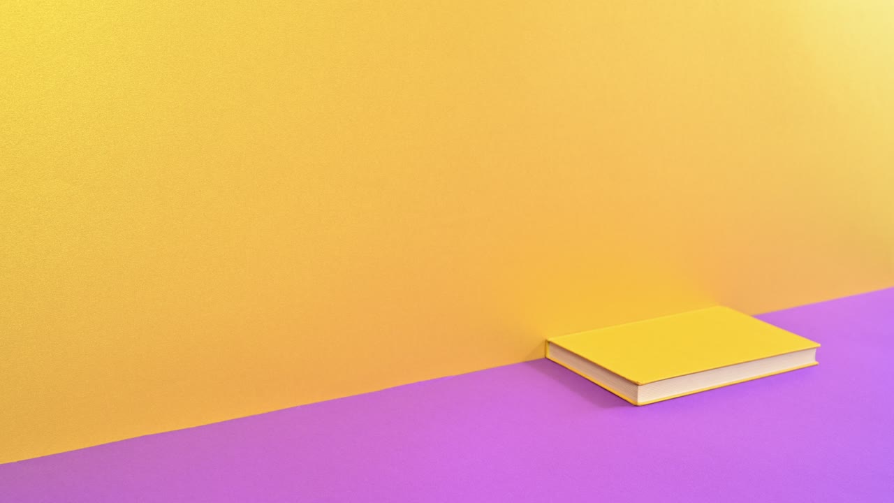 libro vintage de tapa dura dorado que pasa rápido en el tema púrpura dorado. colores de moda mínima animación de stop motion