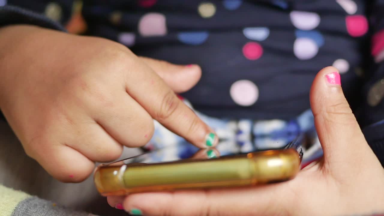 Bambino che usa uno smartphone
