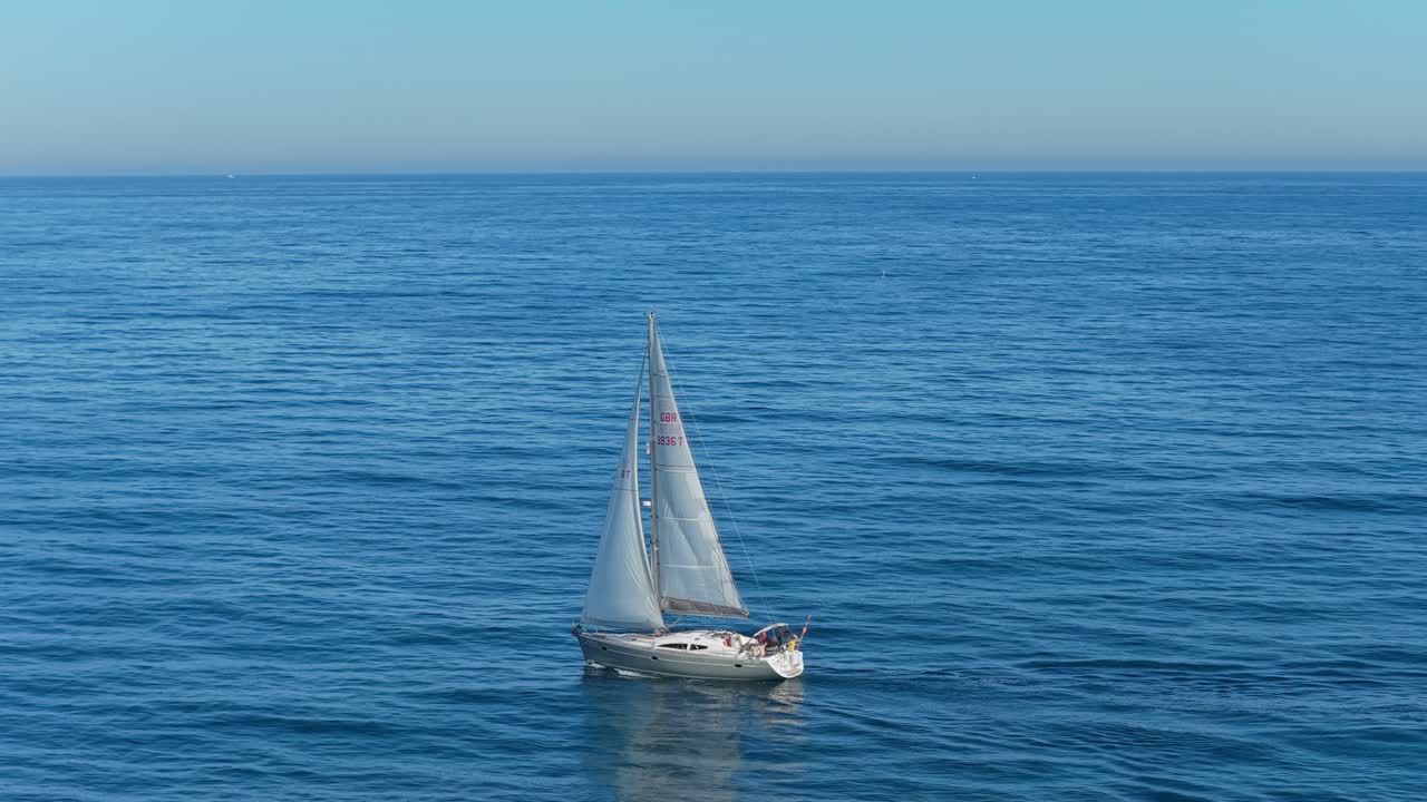 Segelboot navigiert auf ruhigen, blauen Meeresgewässern