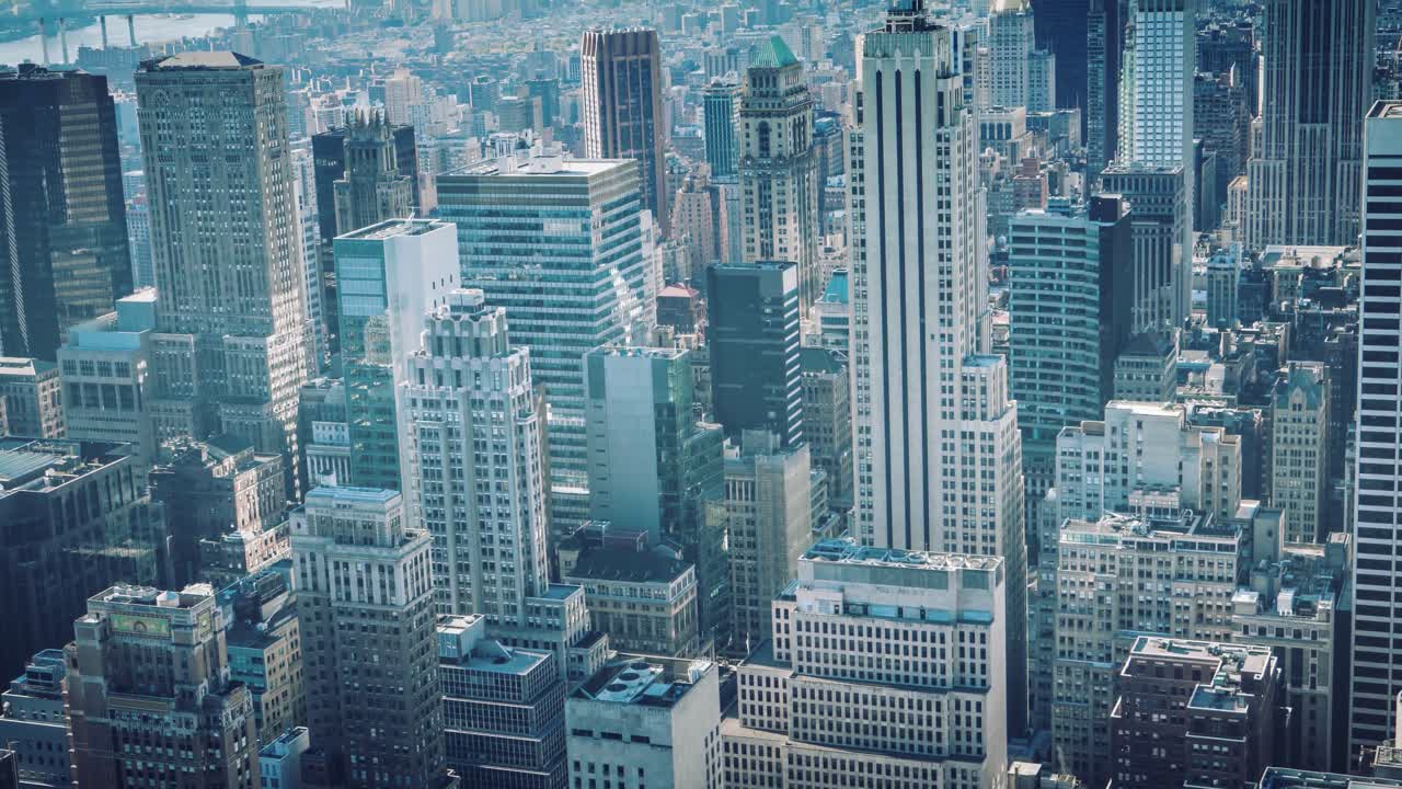 paisaje urbano con edificios modernos y puente sobre el río en el fondo