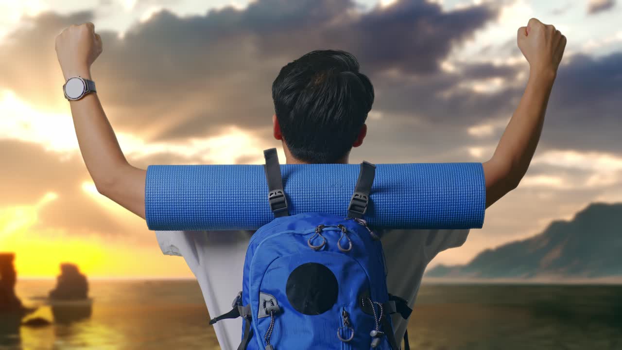 登山用バックパックを背負い、ビーチで成功を祝って叫ぶ男性ハイカーのクローズアップ背面図