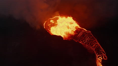 Vista-De-ángulo-Alto-Volcán-Activo.-Magma-Hirviendo-En-Cráter-Y-Corriente-De-Lava-Caliente.-Volcán-Fagradalsfjall.-Islandia,-2021
