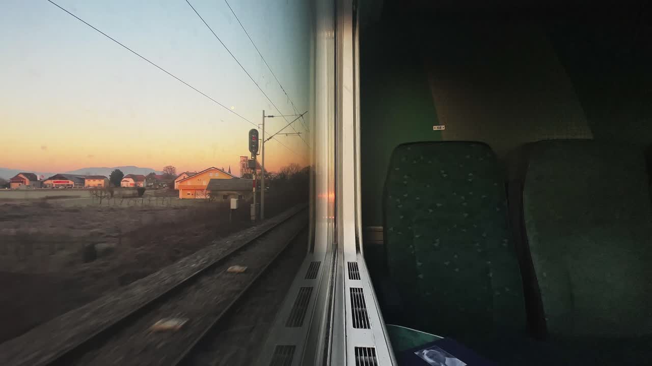 vista de la ventana del tren en el amanecer croata, eslovenia