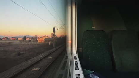 Vista-De-La-Ventana-Del-Tren-De-Lapso-De-Tiempo-En-Croacia-Del-Amanecer,-Eslovenia