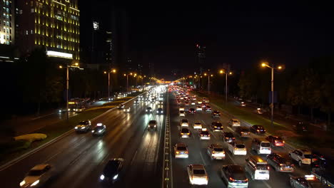atasco de tráfico y congestión durante la noche coches ocupados hora punta en la carretera en la ciudad moderna