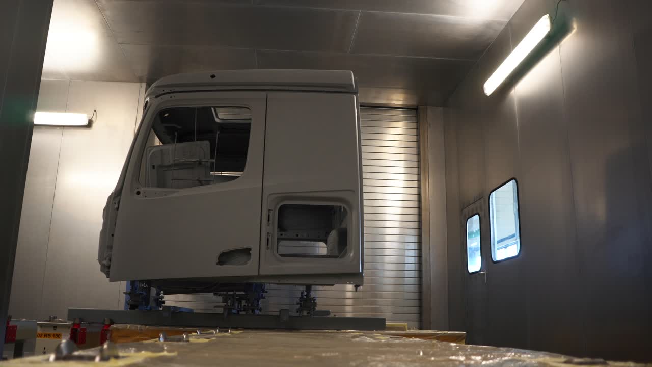 페인트 부스에서 트럭 택시