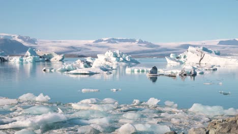 Arctic-landscape-of-frozen-sea-lagoon-with-icebergs-and-floes,-Iceland