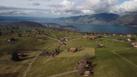 Agua-Azul-Clara-Del-Lago-Thun,-Haltenstrasse,-Aeschi-Bei-Spiez,-Suiza