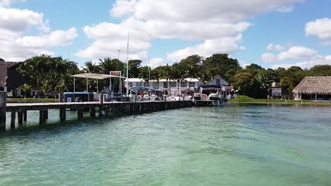 costa de la laguna de bacalar en riviera maya, quintana roo méxico