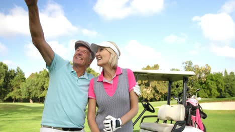 Zwei-Glückliche-Golfspieler-Stehen-Zusammen