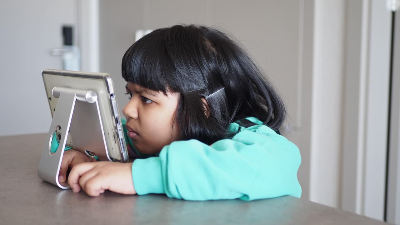 집에서 태블릿을 사용하는 소녀