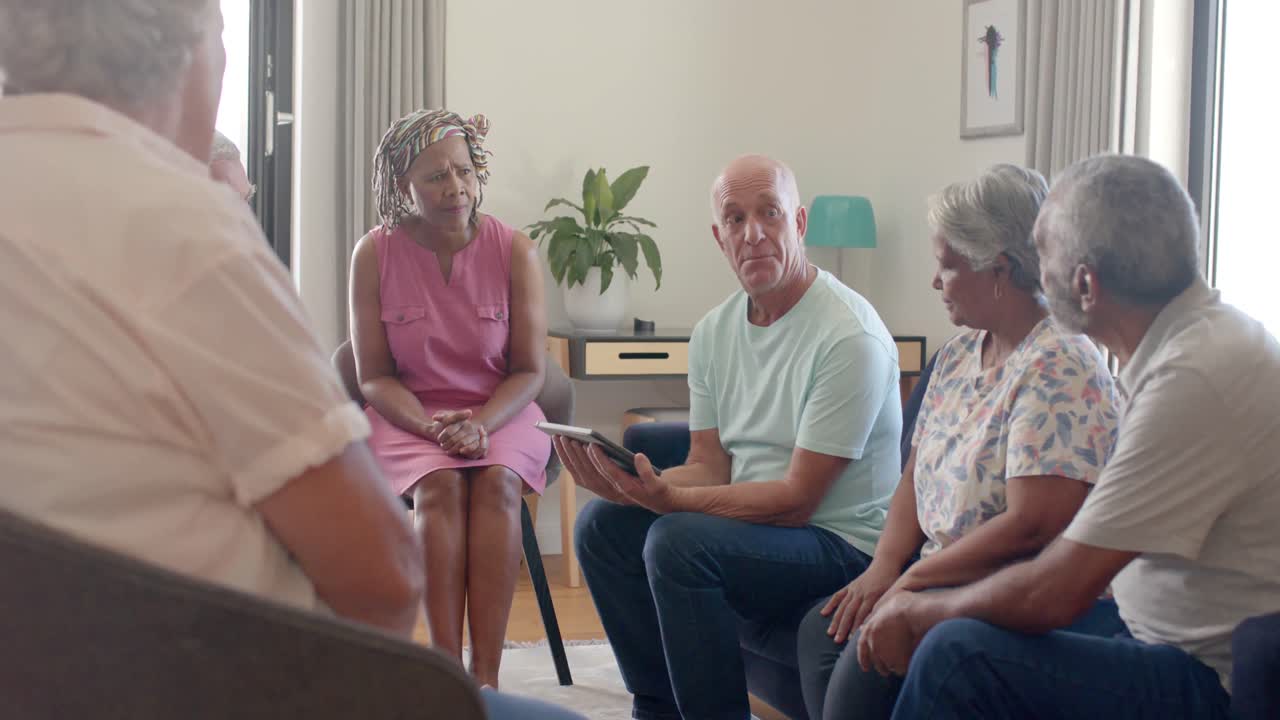personas serias diversas hablando en círculo durante la terapia de grupo en cámara lenta