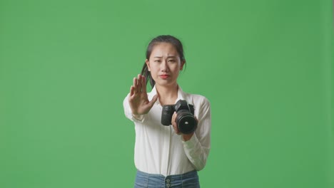 카메라를 들고 거부하는 여자