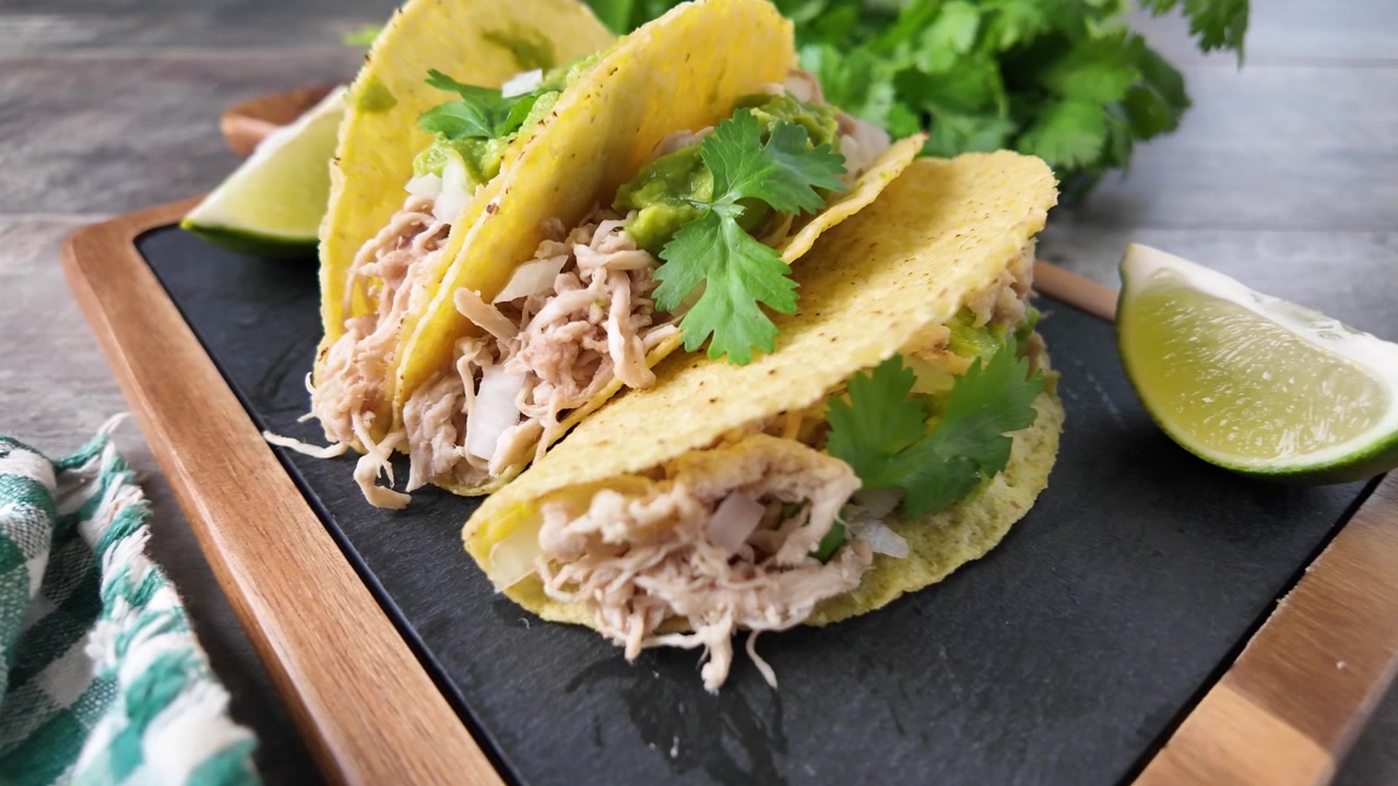 Carnitas tacos med guacamole, koriander, løg og lime