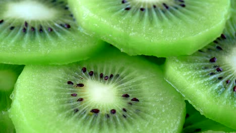 macro rotación de video de rodaje de rebanada de fruta de kiwi.cerrar la carne de kiwi.