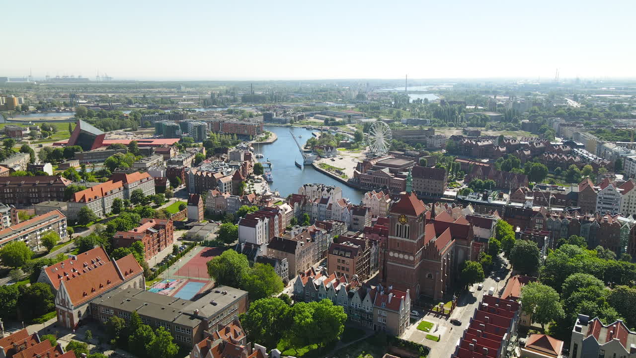 vista aérea del casco antiguo de gdansk con el hermoso río motlawa en polonia - disparo de drones