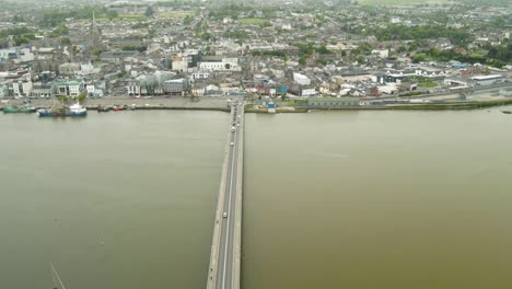 Tráfico-Turístico-De-Fin-De-Semana-Dejando-Wexford-Irlanda-Timelapse-Aéreo