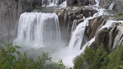 Enorme-Cascada-Que-Desemboca-En-El-Río-Con-Pájaros-Dando-Vueltas-|-Cataratas-Shoshone-En-Idaho-|-4k