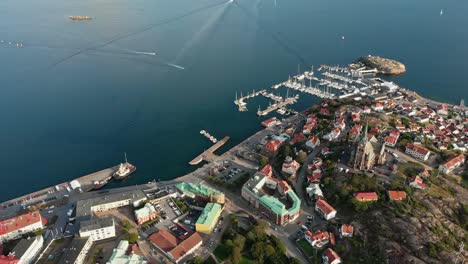 스웨덴 리세킬(lysekil)의 화창한 날 나무와 해변이 있는 다양한 집의 아름다운 풍경