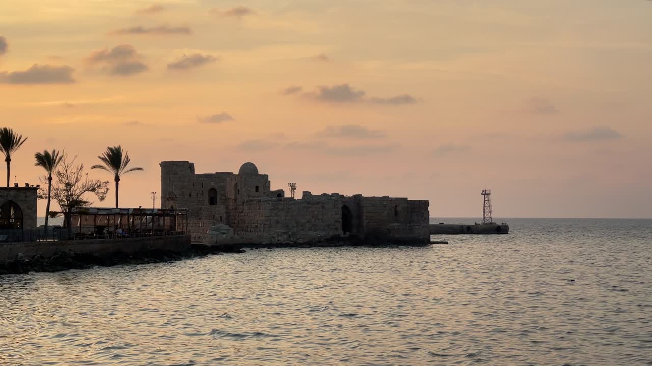 레바논의 시돈 도시 - 십자군에 의해 지어진 시돈 바다 성 - 사이다 코르니치와 건물 - 해가 지는 시돈