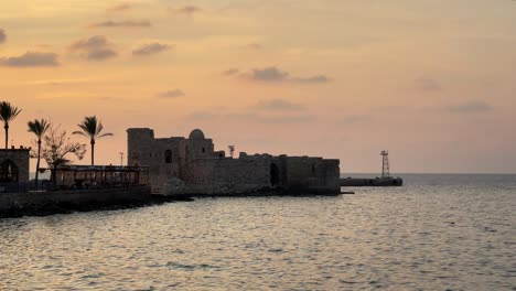 la ciudad de sidón en el líbano. castillo del mar de sidón, construido por los cruzados - saida corniche y edificio. mar de sidón al atardecer