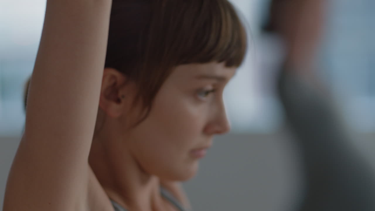 요가 수업 임신한 백인 여성 운동 건강한 라이프스타일 연습 기도 포즈 즐기는 그룹 체력 운동 스튜디오에서 일출