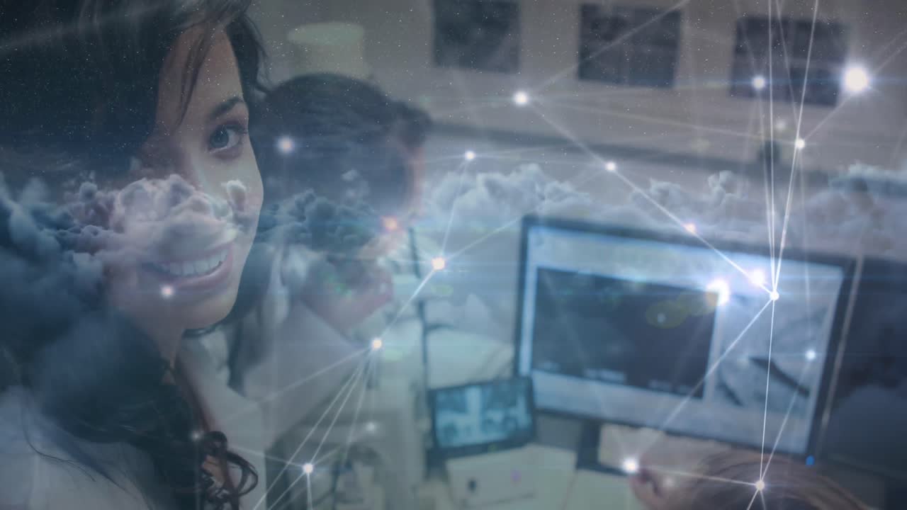 animación de mujeres doctores científicas trabajando juntas usando una computadora con conexiones de red