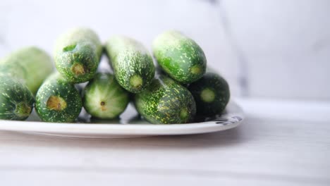close-up van een plakje komkommer in een kom op tafel