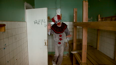 payaso aterrador en una casa abandonada