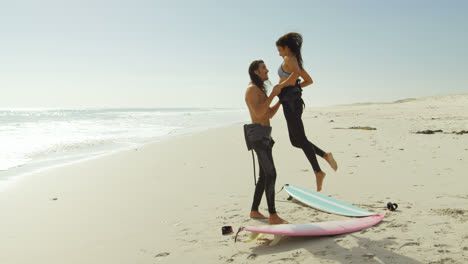 Pareja-De-Surfistas-Divirtiéndose-En-La-Playa-4k-4k