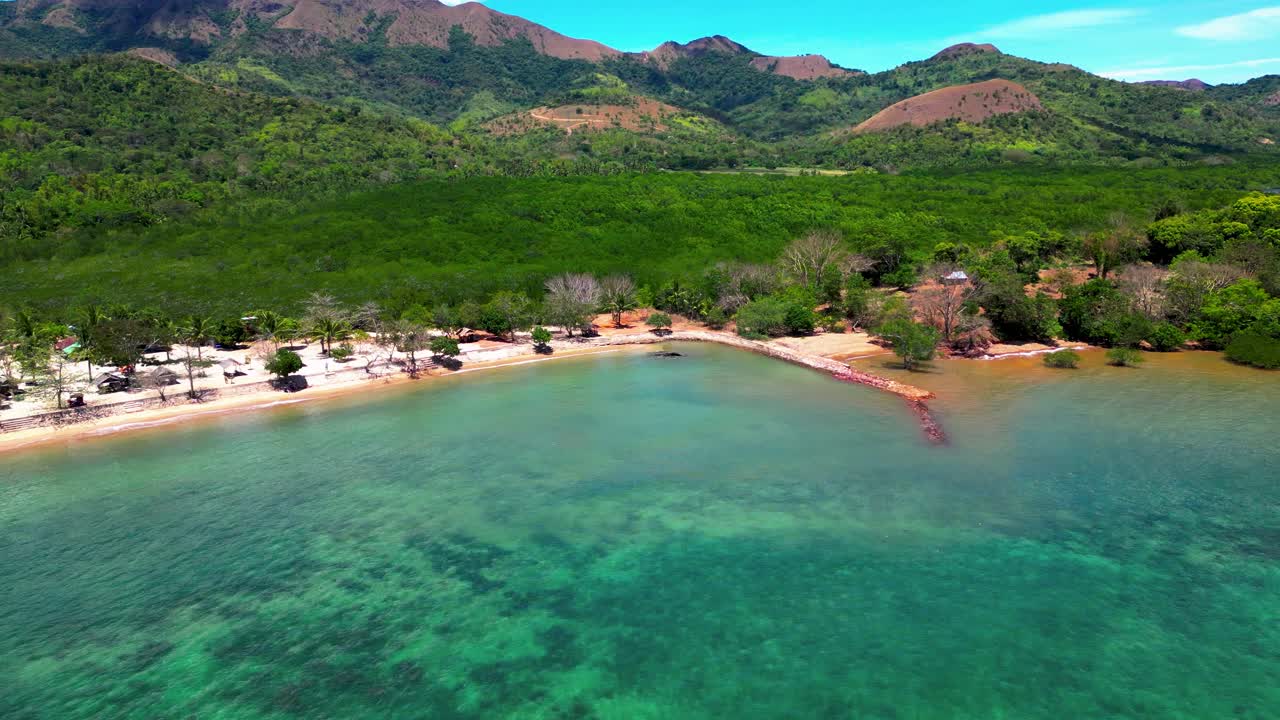 필리핀 코론의 카보 해변에서 바다 위로 내려간다.