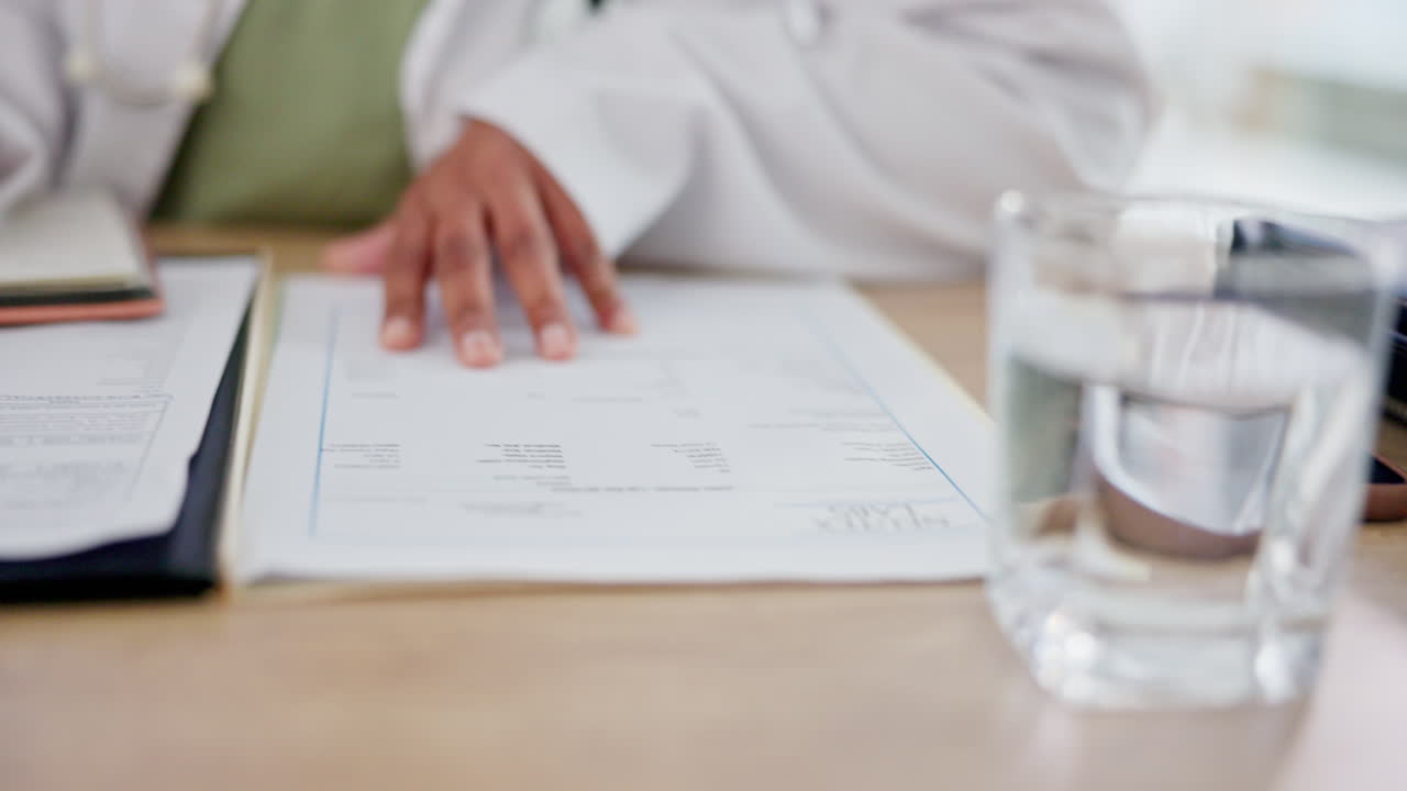 doctora mayor, mujer, escribiendo