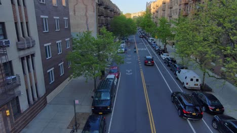 Antena-De-Personas-Golpeando-Ollas-Y-Sartenes-Tocando-La-Bocina-Y-Aplaudiendo-Agradeciendo-A-Las-Enfermeras-Y-Médicos-En-Las-Calles-De-Nueva-York-Durante-La-Pandemia-De-Coronavirus-3