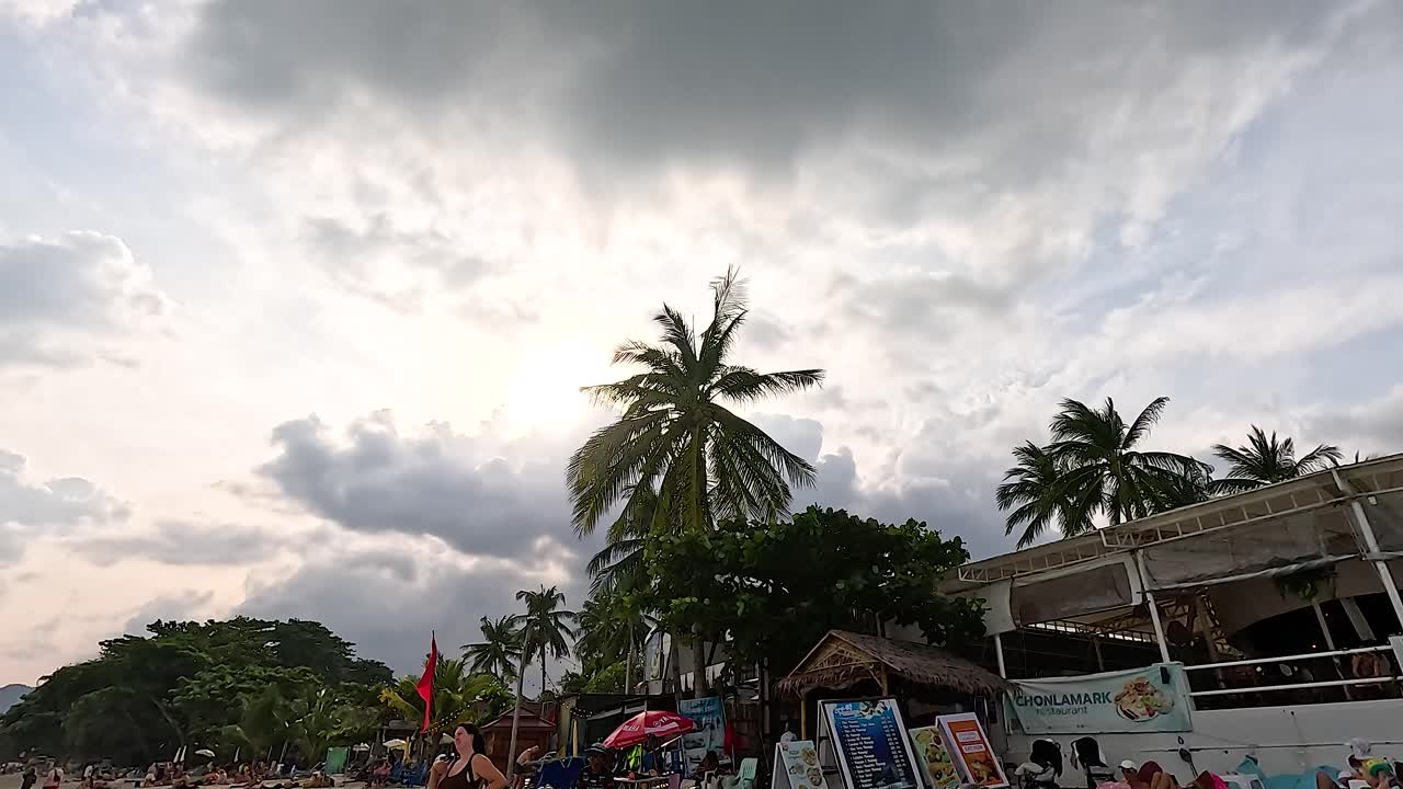 제트 스키 를 타고 있는 열대 해변 장면