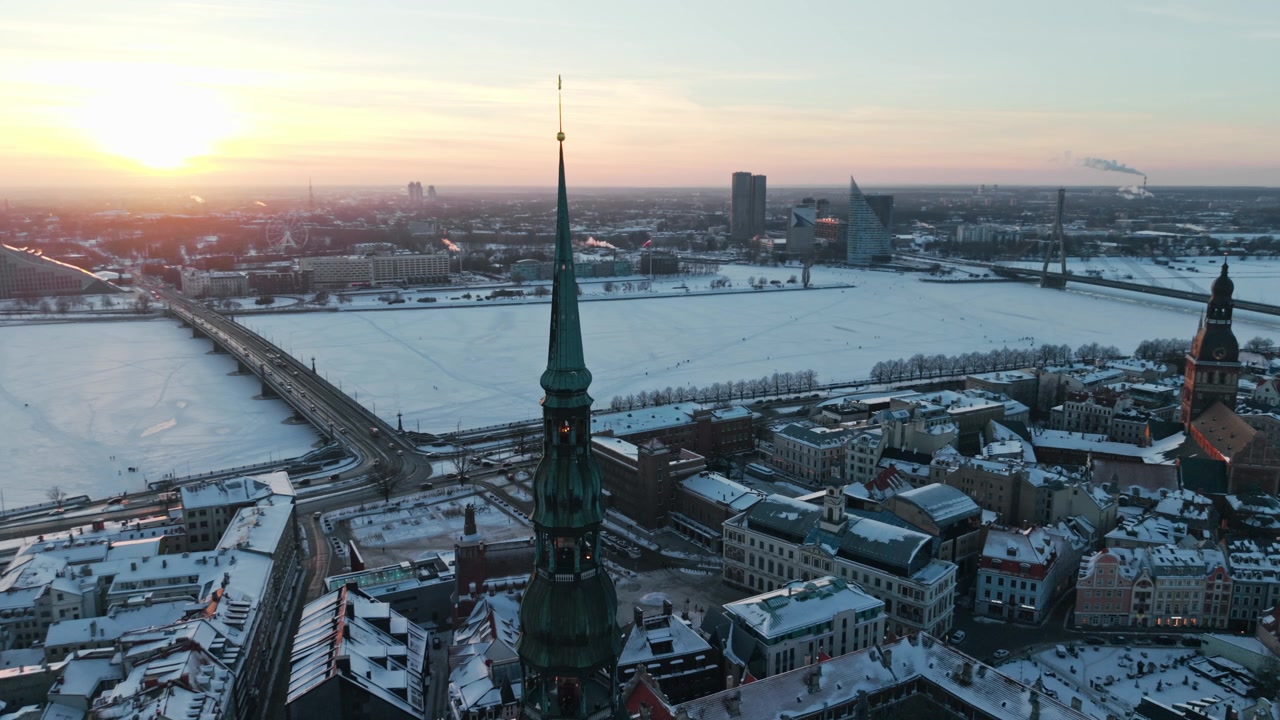 Inverno estremo a Riga, Lettonia: il fiume Daugava ghiacciato sotto lo skyline della città storica