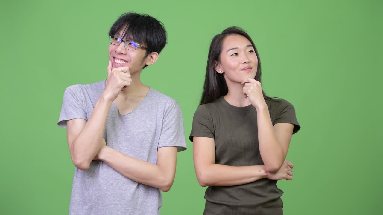 젊은 아시아 커플이 함께 생각하고 있습니다.