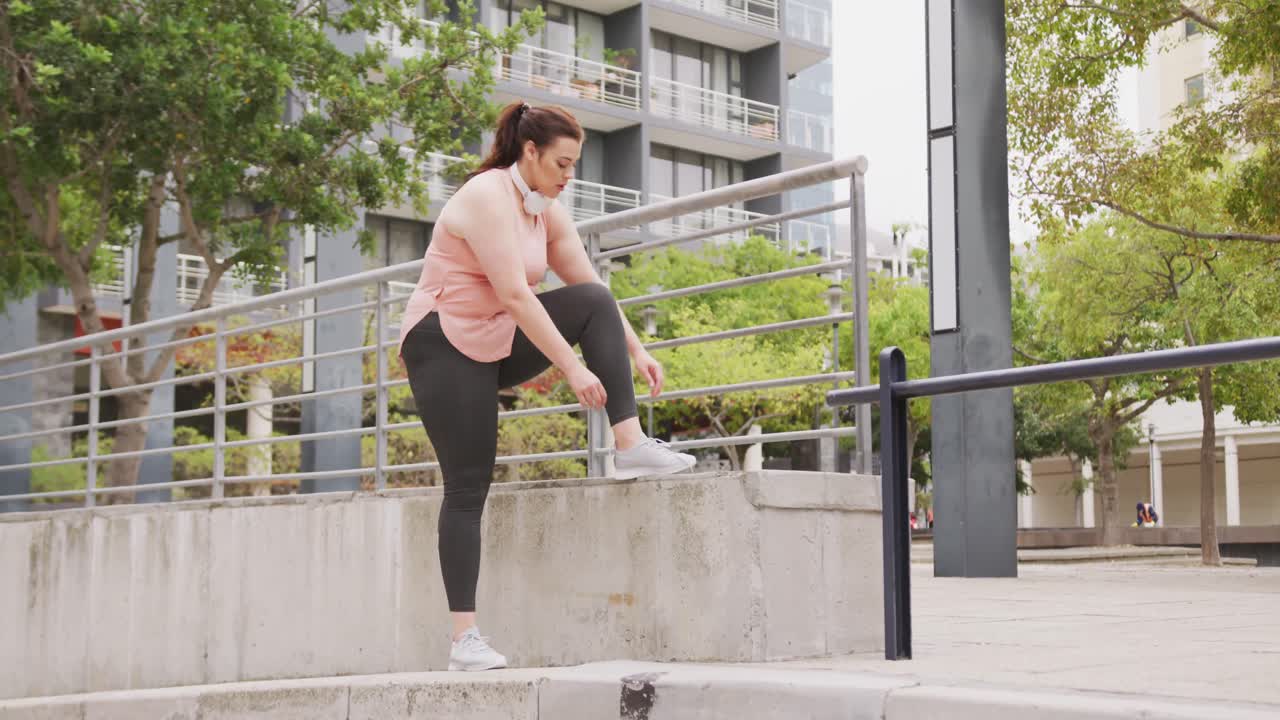 joven mujer caucásica atando sus zapatos
