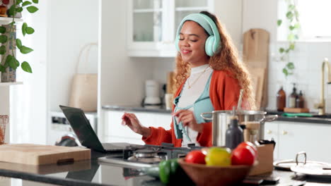 mujer cocinando y disfrutando de música en línea