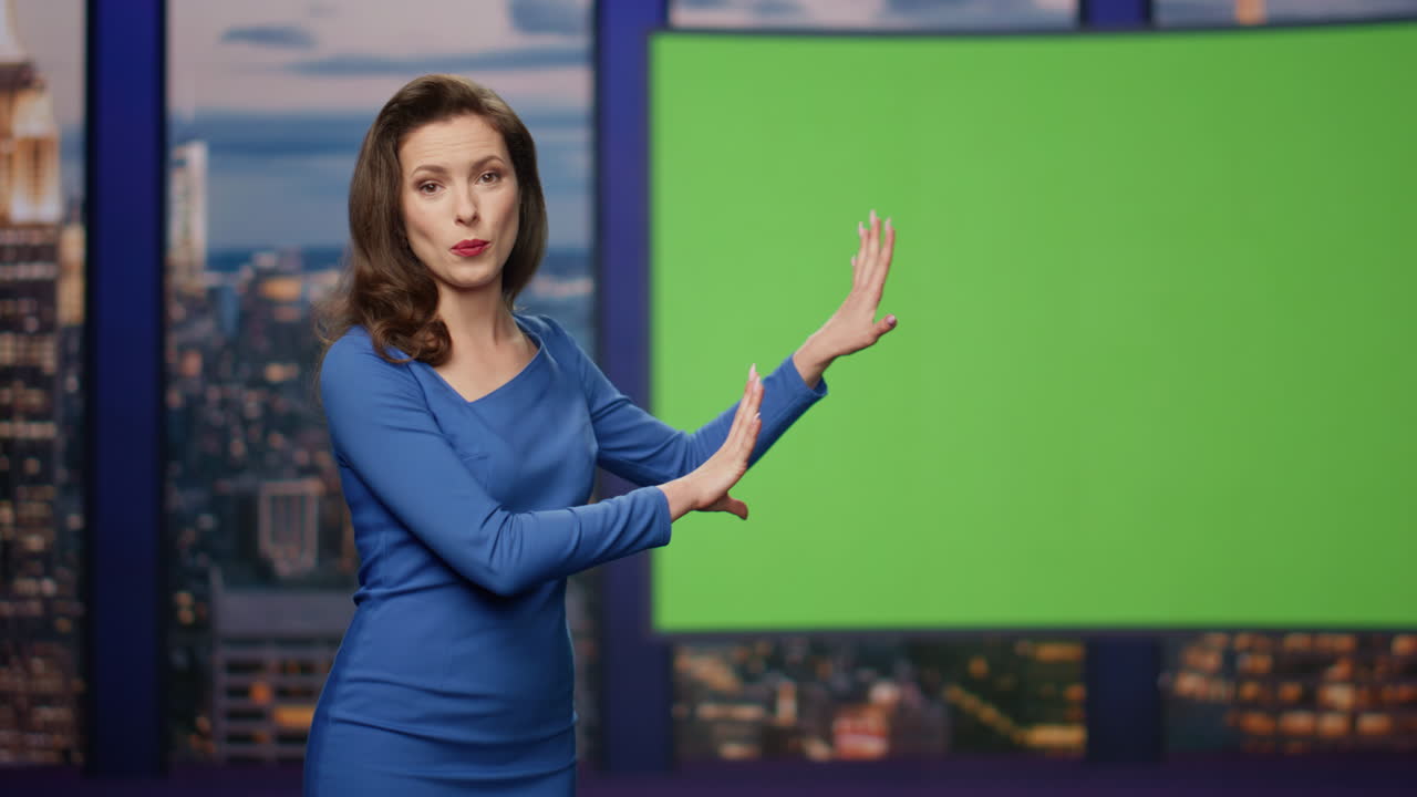 el confiado presentador de televisión presenta el noticiero en pantalla verde en el estudio de cerca.